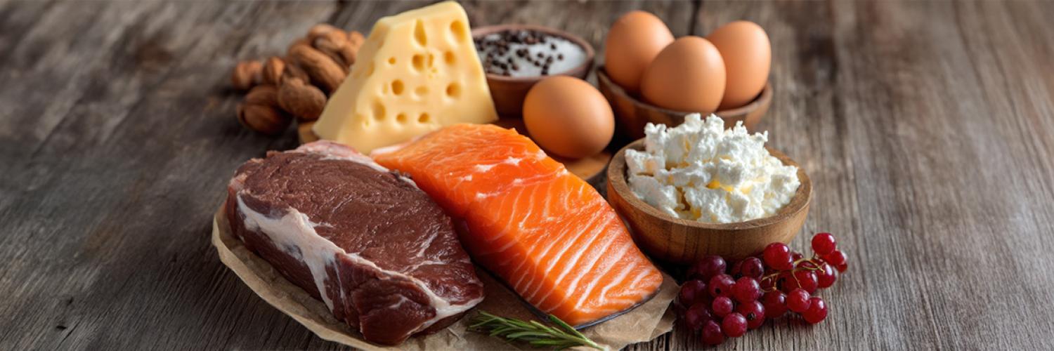 plateau de d’aliments contenant des protéines dont de la viande, du poisson, du fromage 