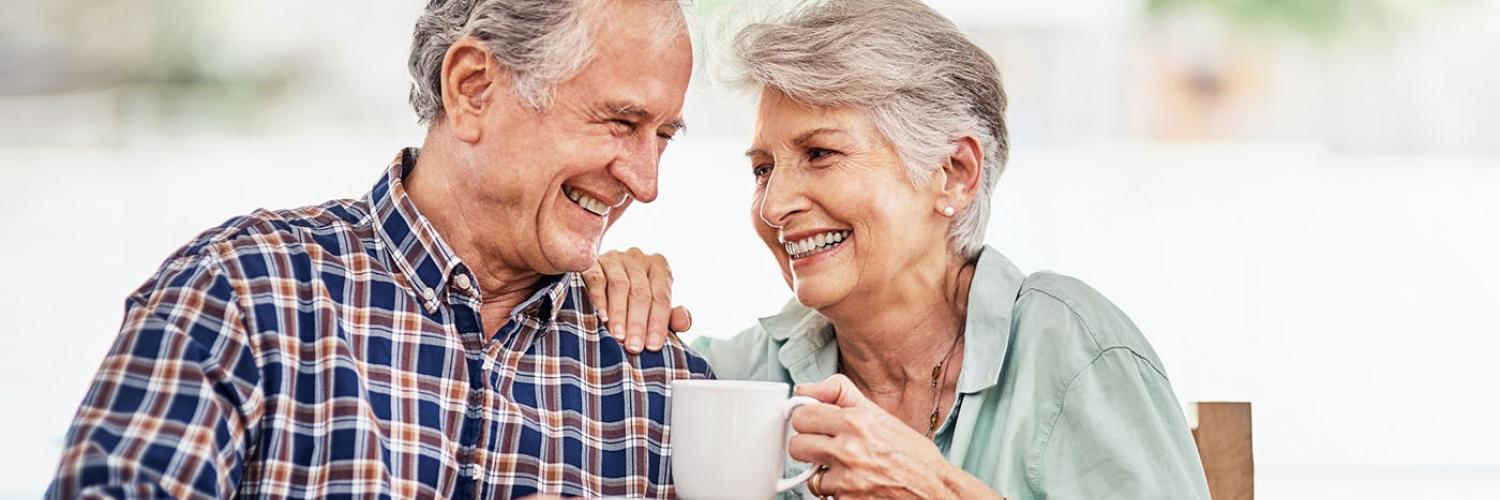 couple de seniors heureux buvant une boisson chaude