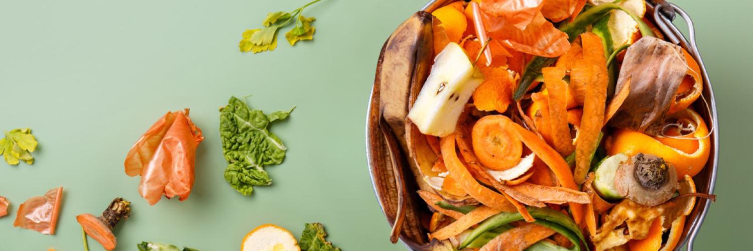 seau à compost remplis d’épluchures de légumes