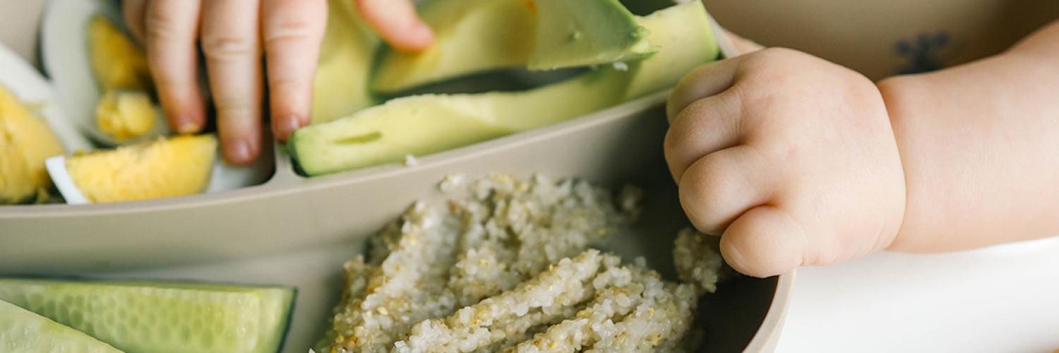 Un plateau repas clair avec des aliments disposés en compartiments