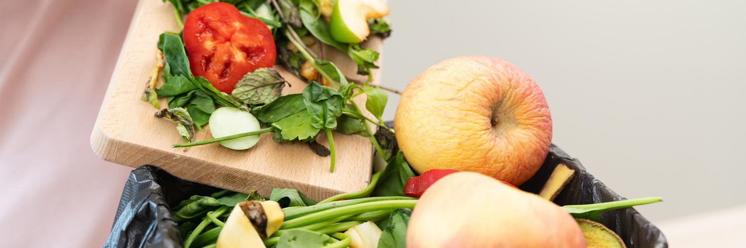 Poubelle remplit de végétaux encore consommable pour montrer le gaspillage alimentaire