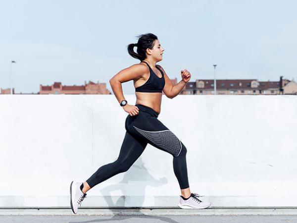 jeune femme fait du jogging