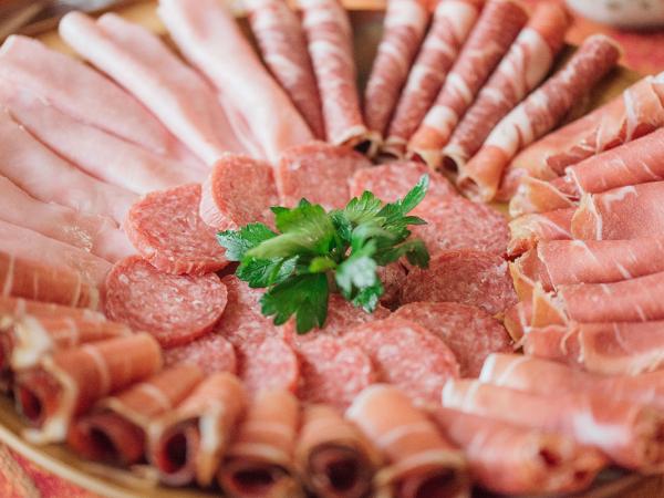 une assiette de charcuterie