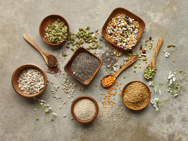 ensemble de graines et légumineuses dans des bols