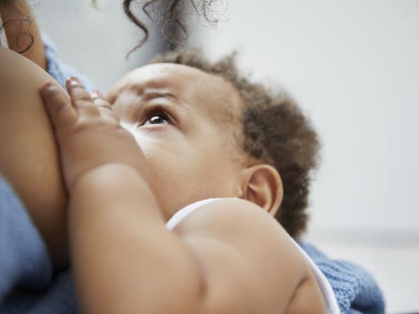 un bébé tète sa mère