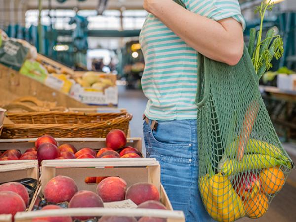 sac avec des légumes dedans