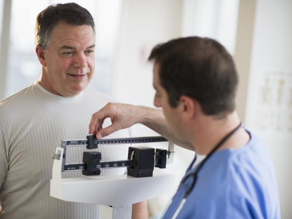 un médecin prend des mesures sur un patient
