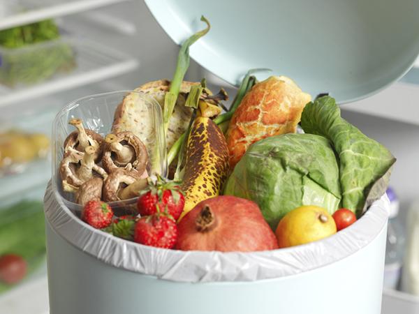 Aliments débordant d’une poubelle