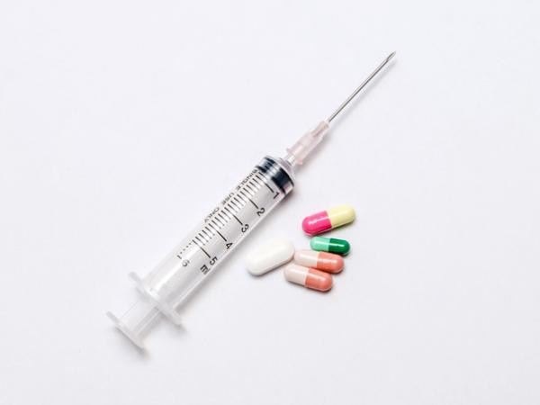 seringue et médicaments colorés