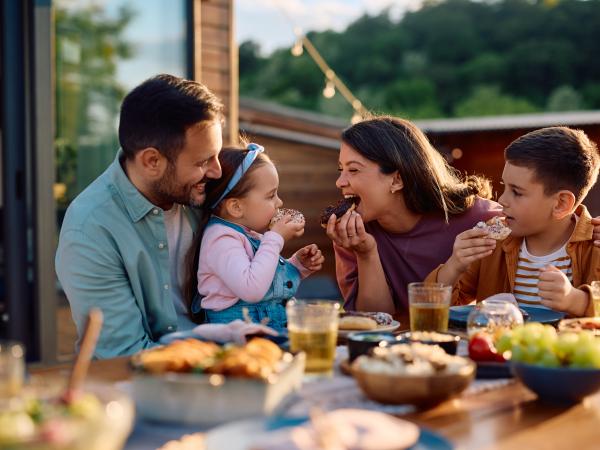 famille heureuse à table 