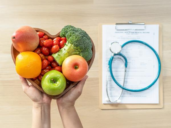 assiette de fruits et légumes et stéthoscope