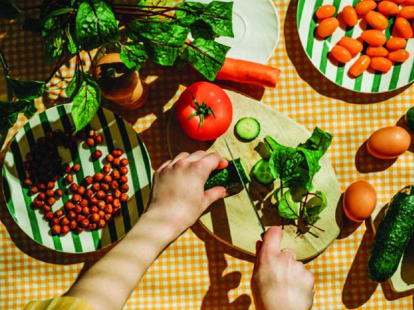 Un plateau repas clair avec des aliments disposés en compartiments