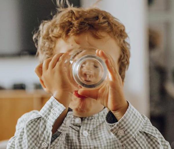 enfant boit de l'eau