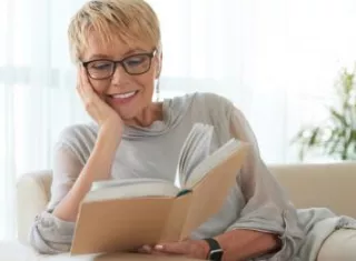 femme lit un livre