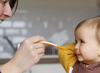 Une mère nourrit son enfant.