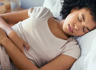 Une femme a des maux de ventre dus à la constipation