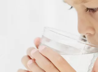 Hydratation chez les enfants : boire de l’eau 