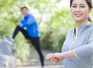 Un adulte pratique une activité physique 