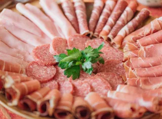 une assiette de charcuterie