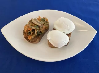 Wok de légumes et sa tartine d’œufs pochés