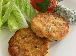Galettes de courge et lentilles corail, sauce au yaourt