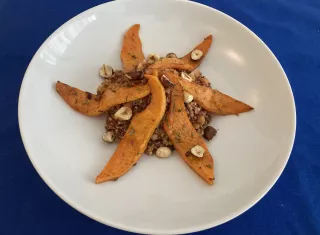 Duo de Quinoa et lentilles corail aux épices, butternut rôtie et noisettes torréfiées