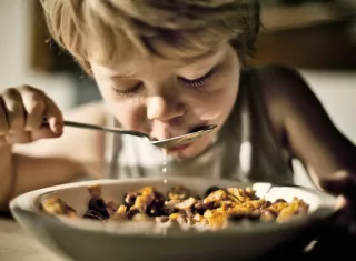 Un enfant mange des céréales