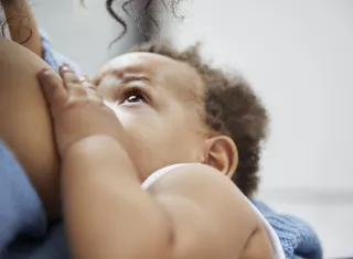 un bébé tète sa mère