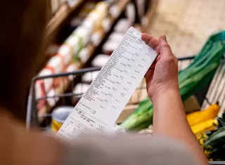 un ticket de caisse dans un supermarché