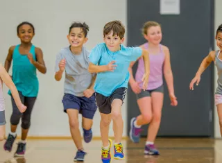 des enfants qui font la course