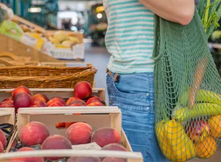 sac avec des légumes dedans