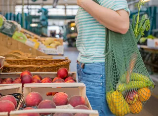 sac avec des légumes dedans