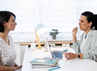 une médecin discute avec sa patiente pendant une consultation diététique