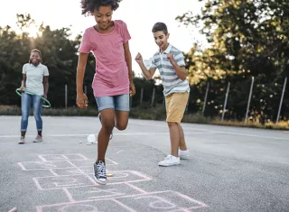 Des enfants qui jouent à la marelle