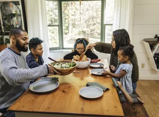une famille mange à table