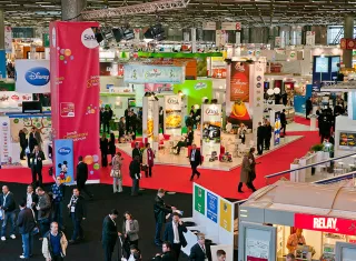 vue en hauteur du SIAL, avec beaucoup de stands et de gens 