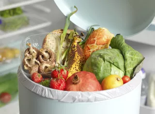 Aliments débordant d’une poubelle