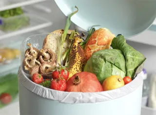 Aliments débordant d’une poubelle