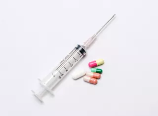 seringue et médicaments colorés
