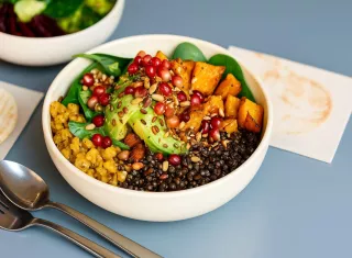 salade végétarienne colorée dans une assiette