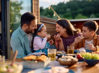 famille heureuse à table 