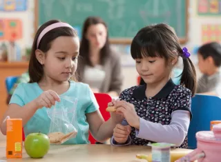 deux enfants partageant un repas