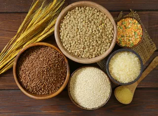 céréales et légumineuses dans des bols