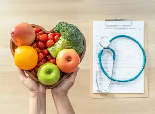 assiette de fruits et légumes et stéthoscope