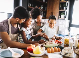 famille cuisinant un repas dans la cuisine