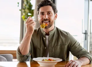 homme prenant seul un repas 