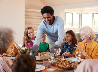 plusieurs générations d’une famille partageant un repas