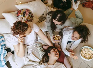 groupe d’adolescentes partageant des snacks en discutant