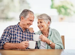 couple de seniors heureux buvant une boisson chaude