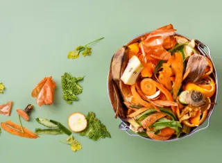 seau à compost remplis d’épluchures de légumes